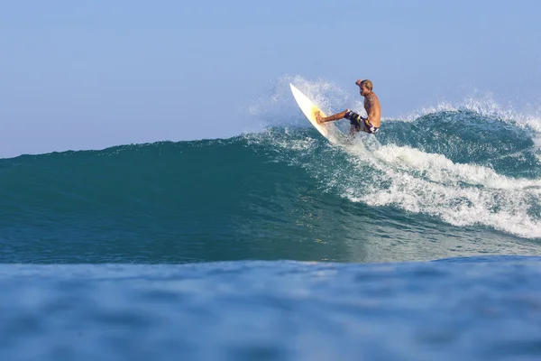 Surfista em ondas — Fotografia de Stock