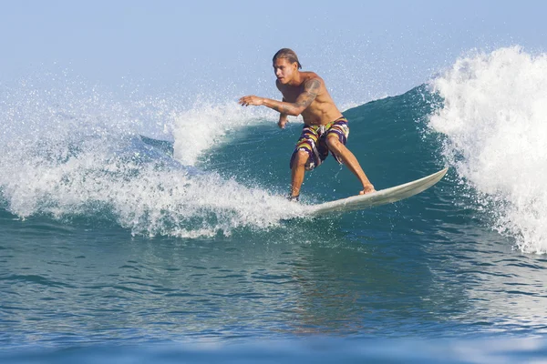 Surfista em ondas — Fotografia de Stock