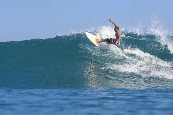 Surfista en olas — Foto de Stock