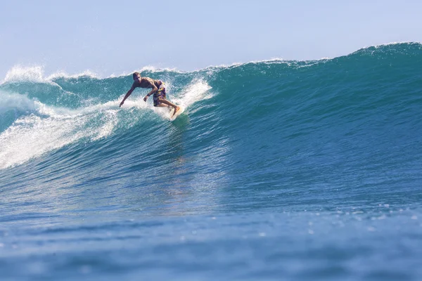 Surffaaja aalloilla — kuvapankkivalokuva