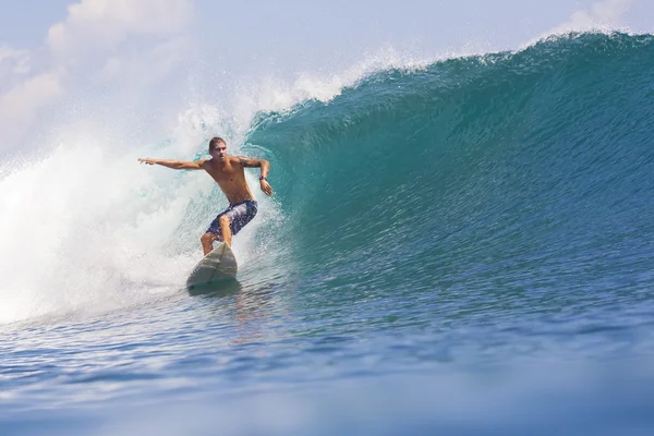 Surfer na falach — Zdjęcie stockowe