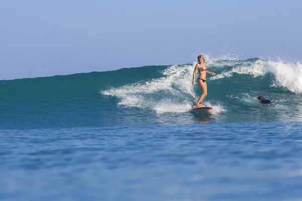 Surfista feminina — Fotografia de Stock