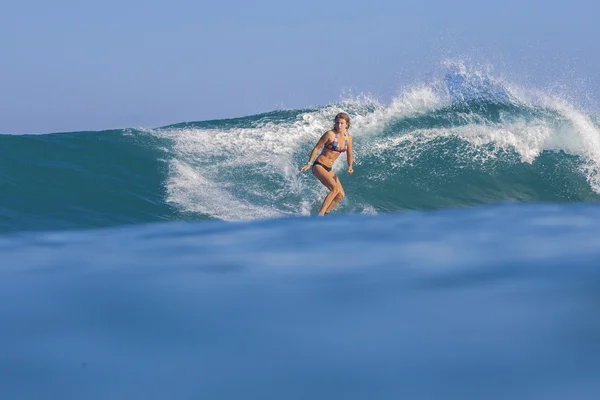 Surfista feminina — Fotografia de Stock