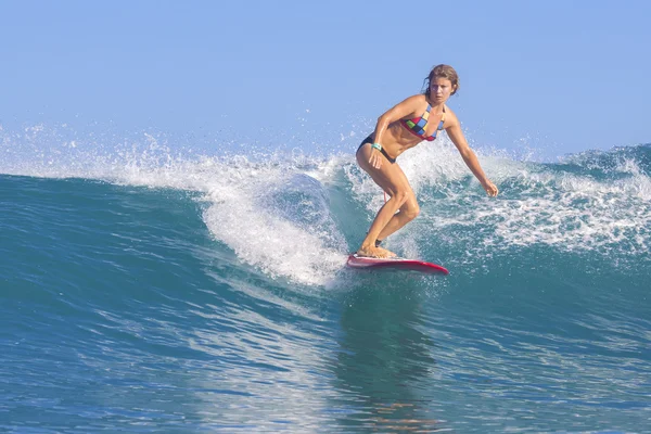 Kvinnliga surfare — Stockfoto