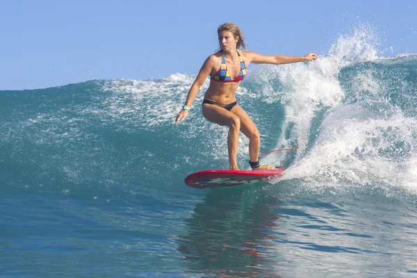 Vrouwelijke surfer — Stockfoto