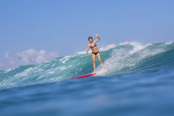 Surfista feminina — Fotografia de Stock