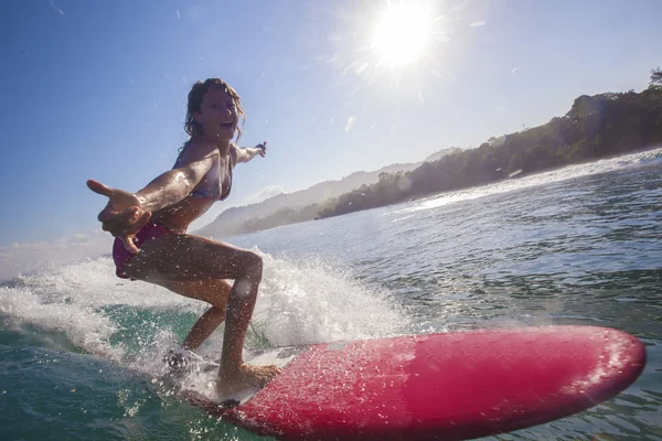 Surfer feminin — Fotografie, imagine de stoc