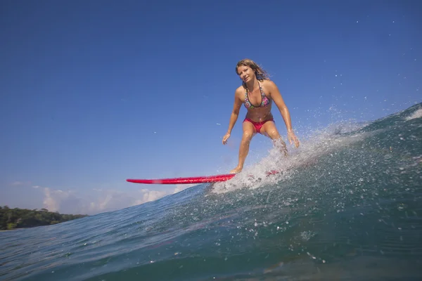 Vrouwelijke surfer — Stockfoto