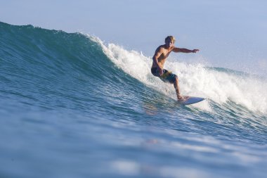 sörfçü dalgaları üzerinde