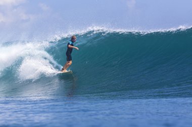 sörfçü dalgaları üzerinde