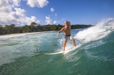 sörfçü dalgaları üzerinde