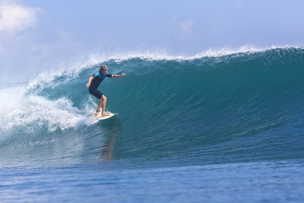 Surfista em ondas — Fotografia de Stock