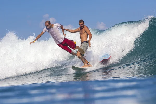 Surfistas en olas —  Fotos de Stock