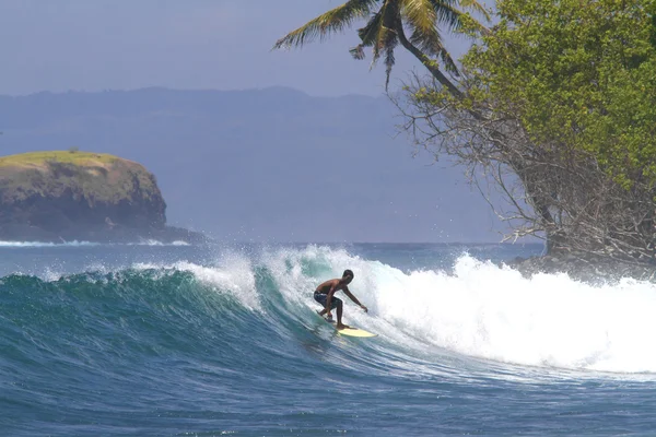 Surfista em ondas — Fotografia de Stock