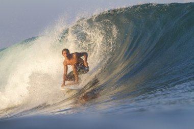 sörfçü dalgaları üzerinde