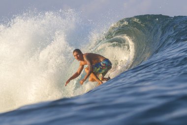 sörfçü dalgaları üzerinde