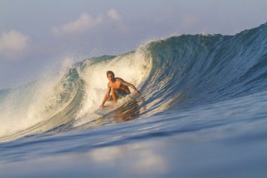 sörfçü dalgaları üzerinde