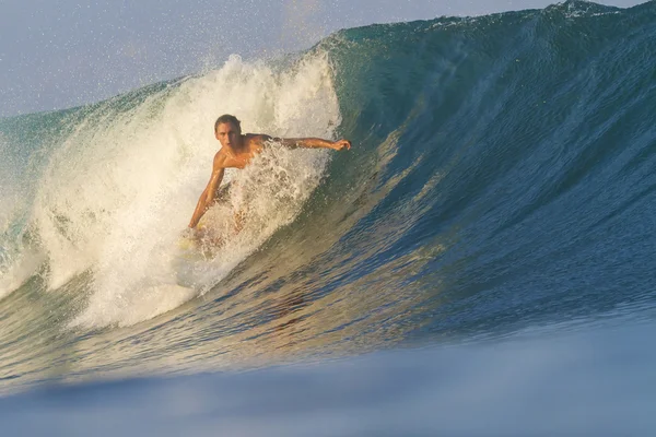 Surfer pada gelombang — Stok Foto