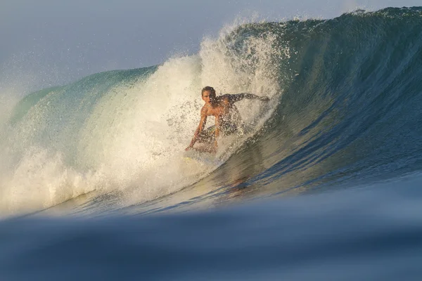 Surfista em ondas — Fotografia de Stock