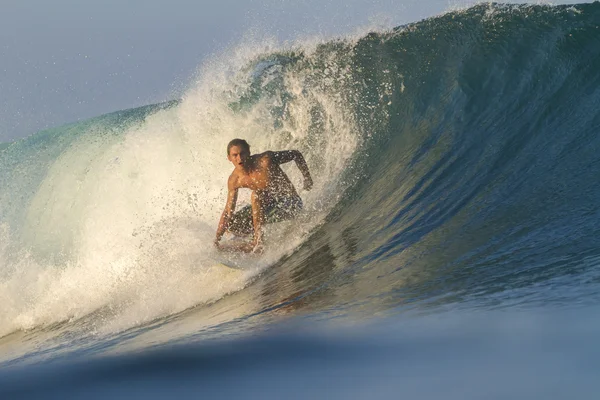 Surfare på vågor — Stockfoto