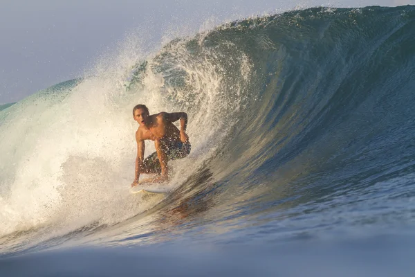 Surfer op golven — Stockfoto