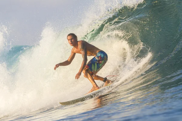 Surfař na vlnách — Stock fotografie