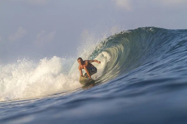 Surfista em ondas — Fotografia de Stock