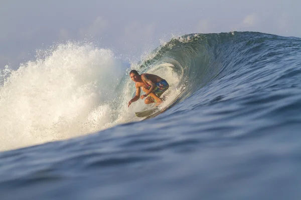 Surfer na falach — Zdjęcie stockowe