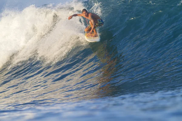 Surfista em ondas — Fotografia de Stock