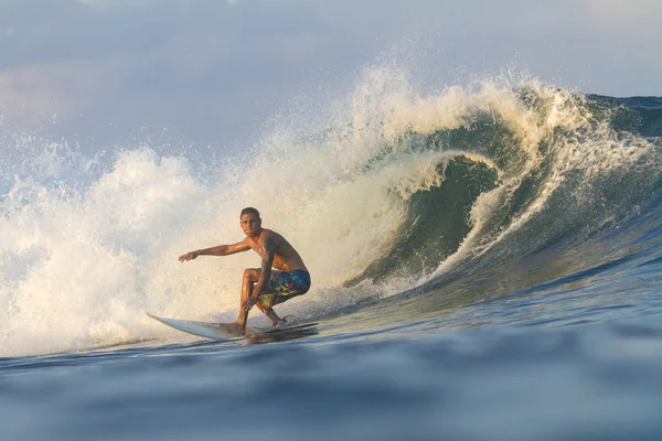 Surfista em ondas — Fotografia de Stock