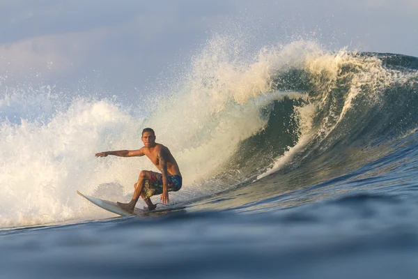 Surfer na falach — Zdjęcie stockowe