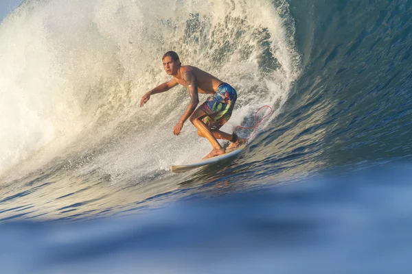 Surfista en olas —  Fotos de Stock