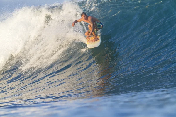 Surfista em ondas — Fotografia de Stock