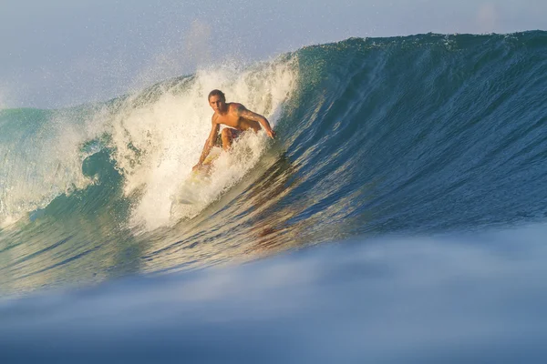 Surfista em ondas — Fotografia de Stock