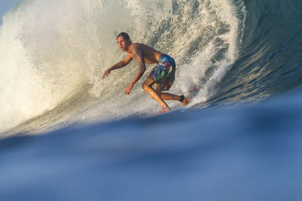 Surfista en olas —  Fotos de Stock