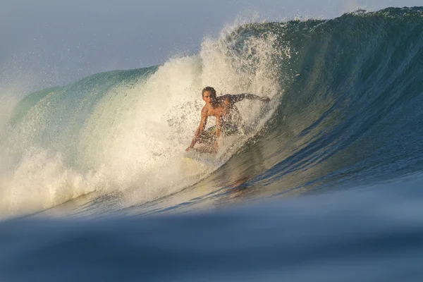 Surfare på vågor — Stockfoto