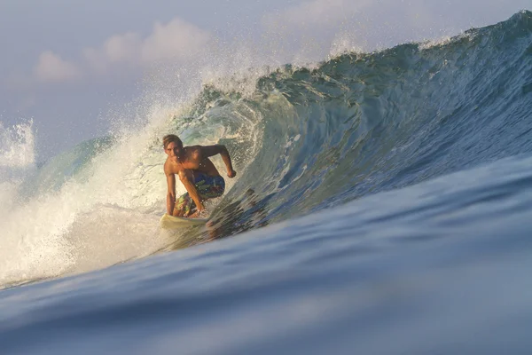 Surfer na falach — Zdjęcie stockowe