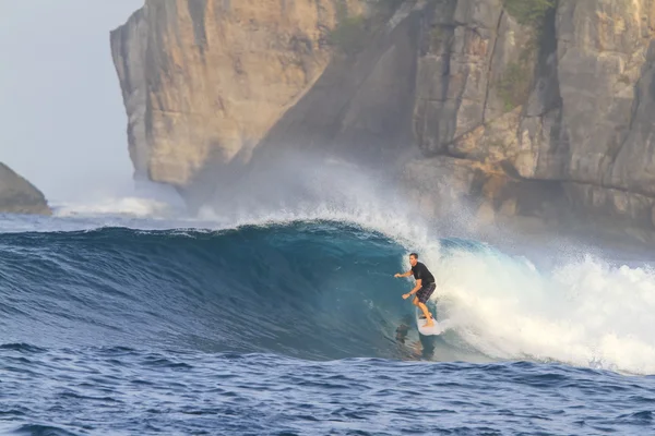 Surfer pada gelombang — Stok Foto