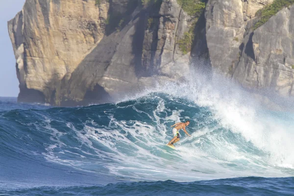 Surfista en olas —  Fotos de Stock