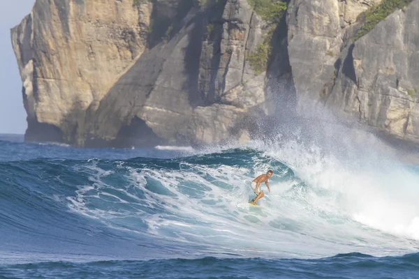 Surfista en olas —  Fotos de Stock