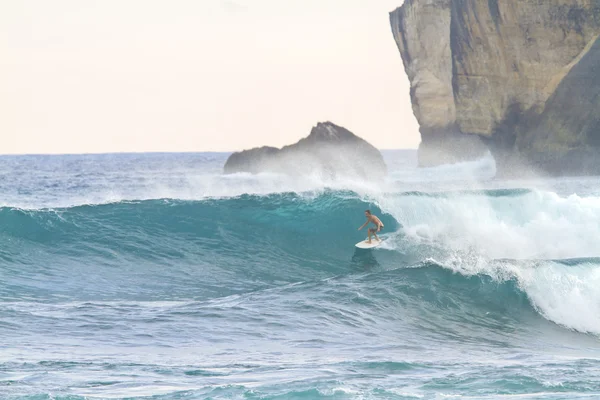 Surfer op golven — Stockfoto