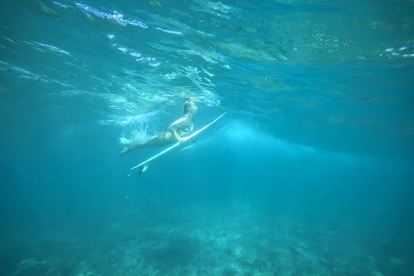 Surfista femenina bajo el agua — Foto de Stock