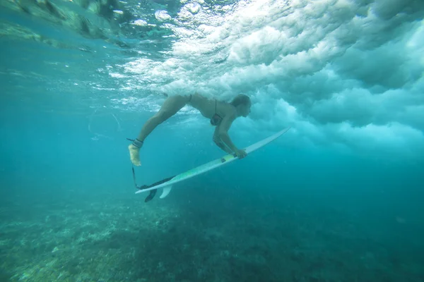 Surfista femenina bajo el agua —  Fotos de Stock