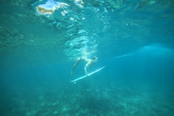 Vrouwelijke surfer onderwater — Stockfoto