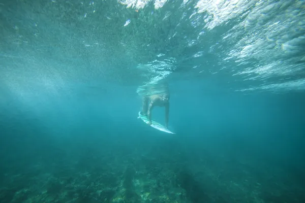 Surfista feminina subaquática — Fotografia de Stock