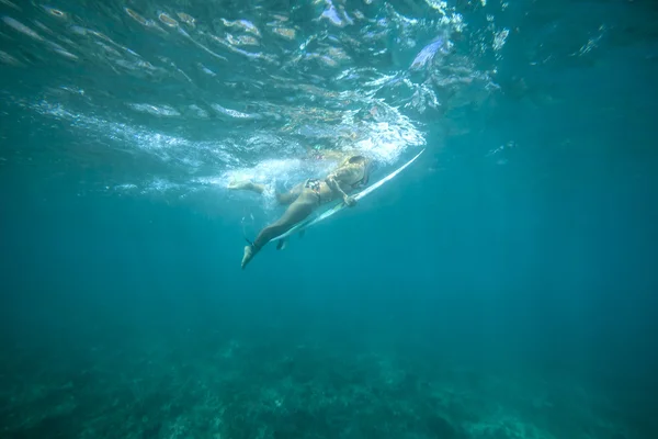 Surfista feminina subaquática — Fotografia de Stock
