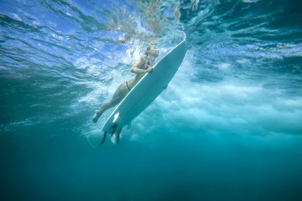 Surfista femminile sott'acqua — Foto Stock