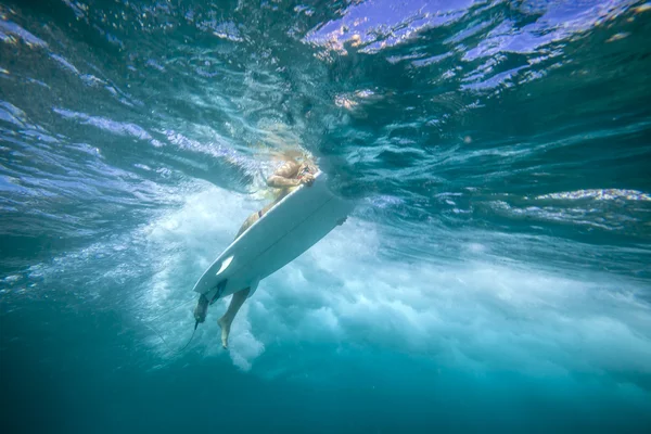 Surferin unter Wasser — Stockfoto