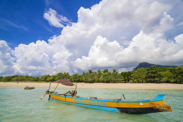 Boat on beach — Stock Photo, Image