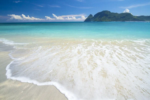 Playa y mar tropical —  Fotos de Stock